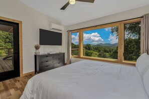 2 bedrooms, travel cot, free WiFi, bed sheets