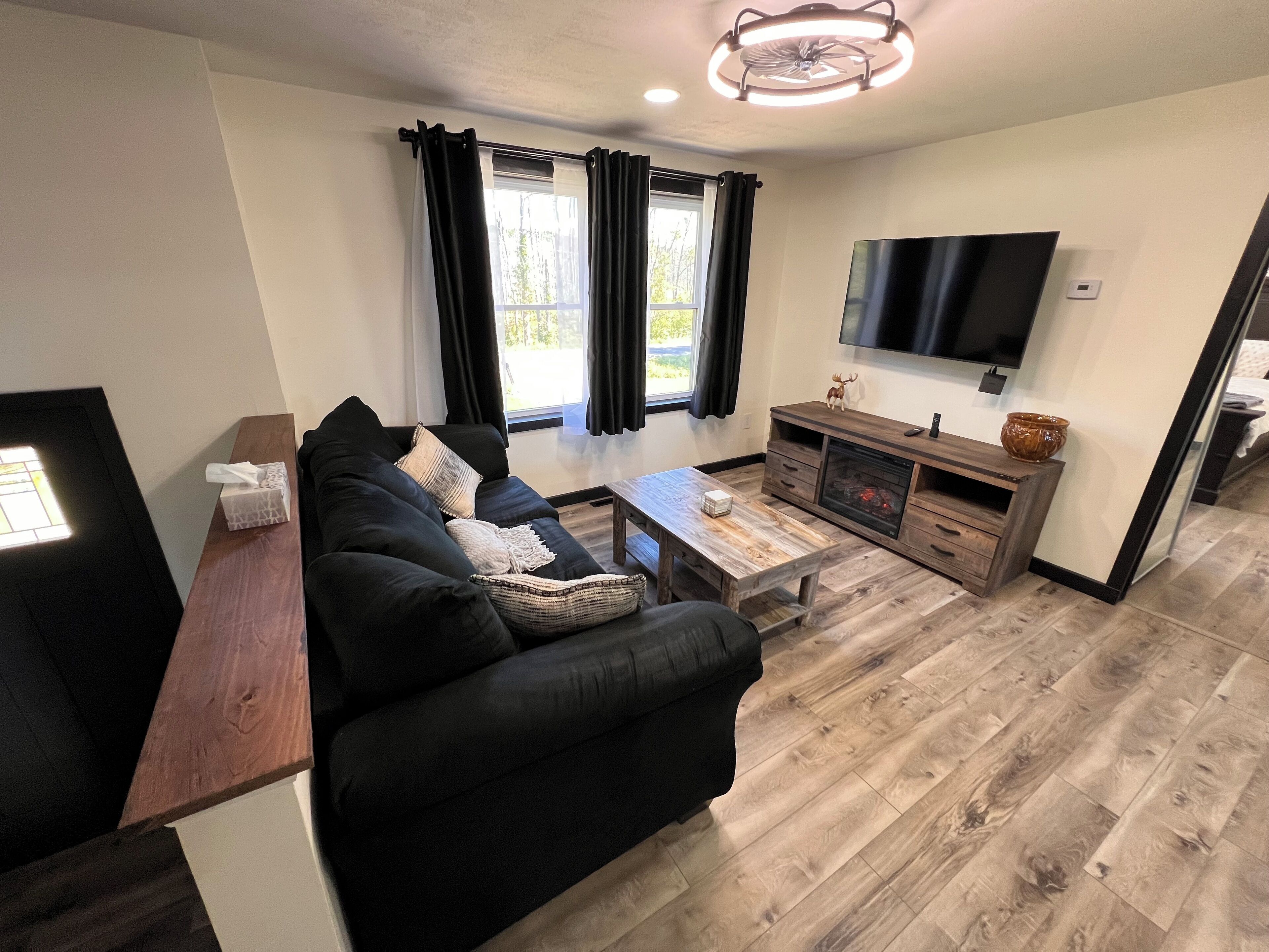 TV connectée, table de tennis de table, chaîne hi-fi