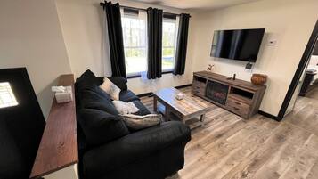 TV connectée, table de tennis de table, chaîne hi-fi