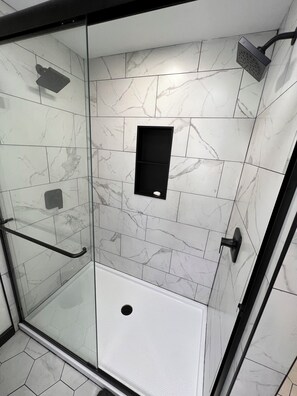 Douche, sèche-cheveux, serviettes fournies, savon