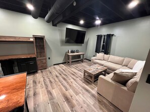 Smart TV, ping pong, stereo