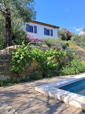 Property grounds - Separate room with pool access (Opio)