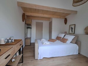 Internet, bed sheets - Separate room with pool access (Opio)