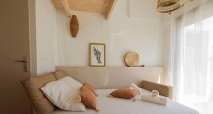 Separate room with pool access