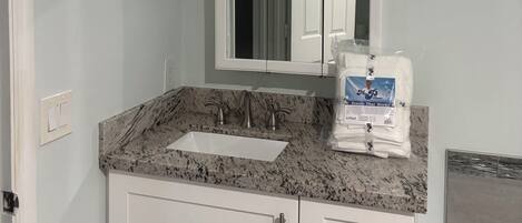 Asciugacapelli, asciugamani, sapone, shampoo