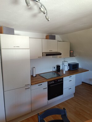 冷蔵庫、電子レンジ、オーブン、コンロ