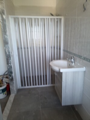 Douche, sèche-cheveux, bidet, serviettes fournies