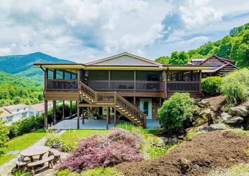 Chateau de Maggie Valley-Views! Hot Tub, Sleeps 16