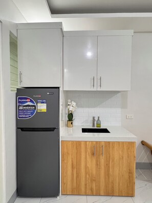 Fridge, stovetop, electric kettle, cookware/dishes/utensils - Welcoming 2-bedroom house with AC in charming Dauis, Panglao Bohol, Philippines (Dauis)