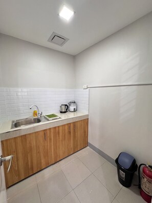 Fridge, stovetop, electric kettle, cookware/dishes/utensils