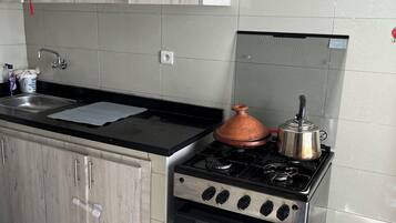Geladeira, fogão, cooktop, cafeteira/chaleira