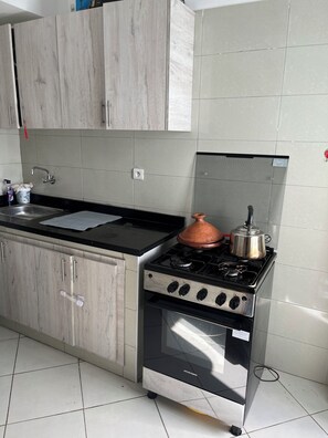 Kühlschrank, Ofen, Herdplatte, Wasserkocher mit Kaffee-/Teezubehör