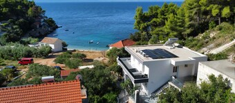 Charming apartment 2+2 in serene Gdinj 50 meters from the beach