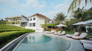 Caja de seguridad en la habitación y escritorio