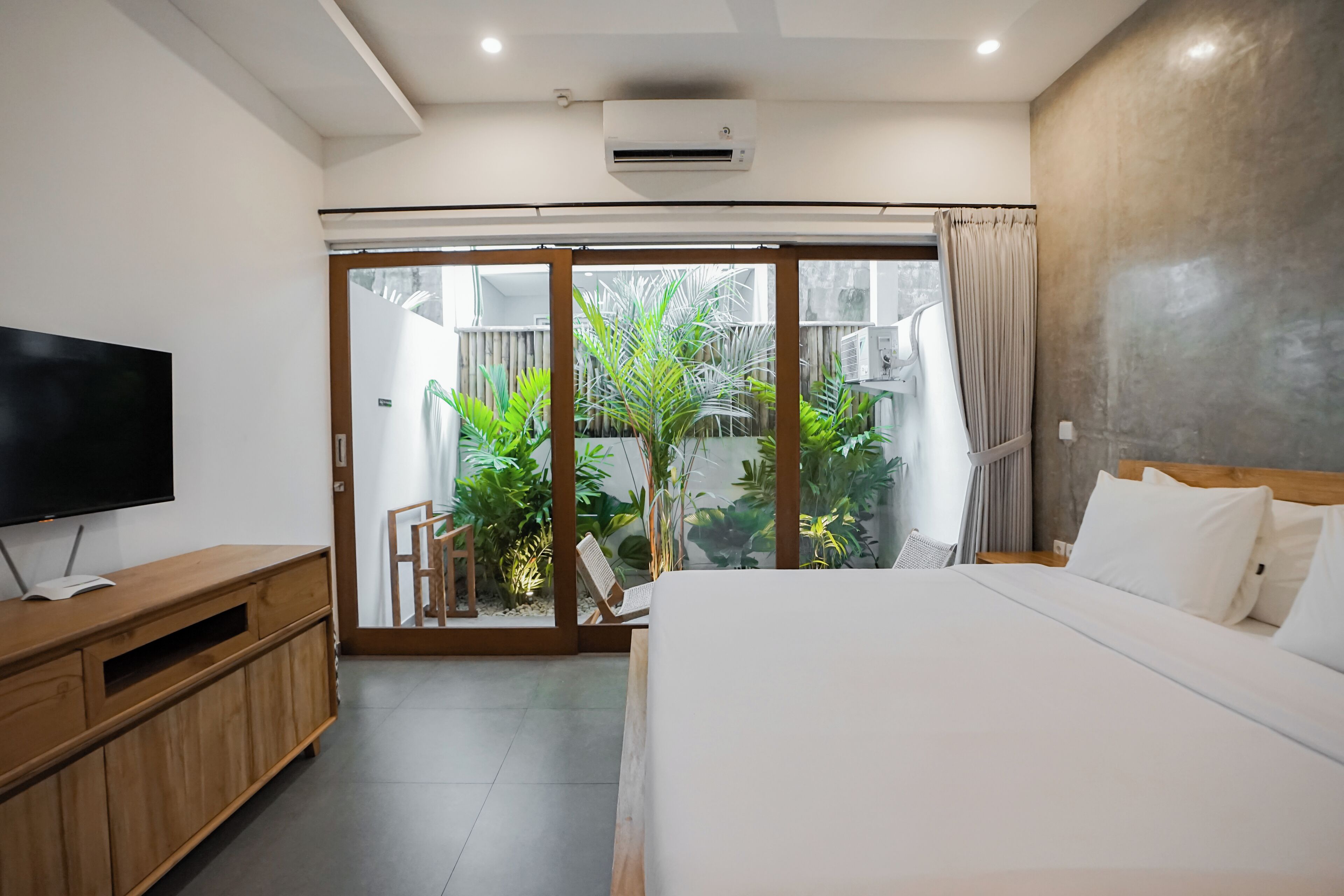 Deluxe Double Room, Patio | In-room safe, desk, laptop workspace, free WiFi