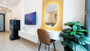 Chambre Quadruple, balcon | Coffres-forts dans les chambres, bureau