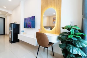 Habitación cuádruple, balcón | Caja fuerte, escritorio, espacio para trabajar con un portátil
