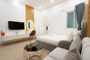 Double Room | Peti besi dalam bilik, meja, ruang kerja komputer riba 