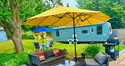 Cozy 2 Bedroom Suite with fire pit and close to malls and restaurants