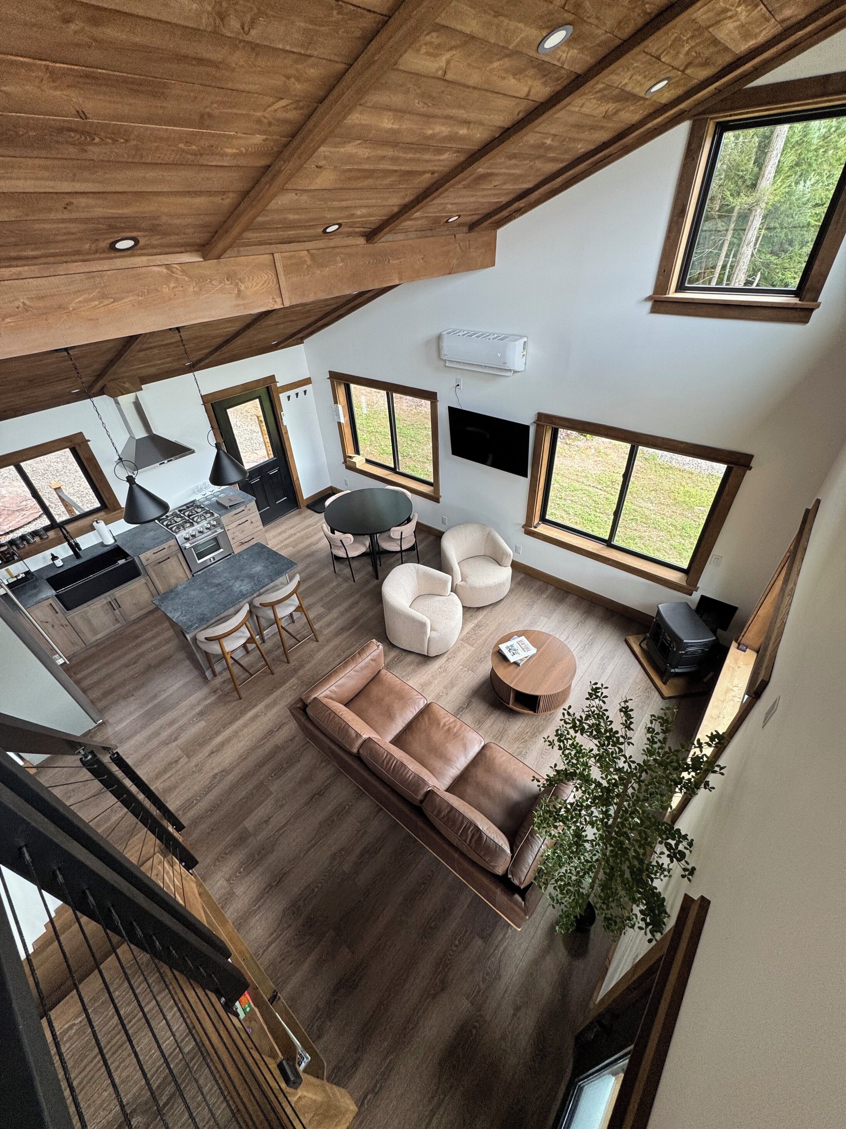 TV connectée, cheminée, livres, vidéothèque