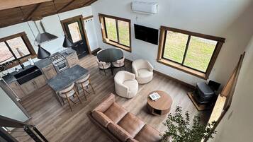 Smart TV, caminetto, libri, videoteca