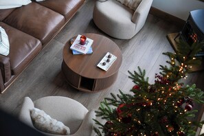 Smart TV, chimenea, libros y videoteca 