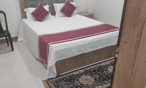 5 bedrooms, free WiFi - Amazing 5-bedroom hotel with AC in charming Tirwaganj (Tirwaganj)