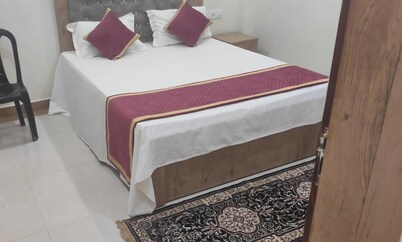 Amazing 5-bedroom hotel with AC in charming Tirwaganj