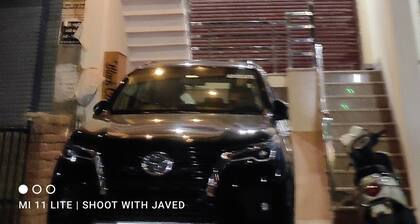 Amazing 5-bedroom hotel with AC in charming Tirwaganj