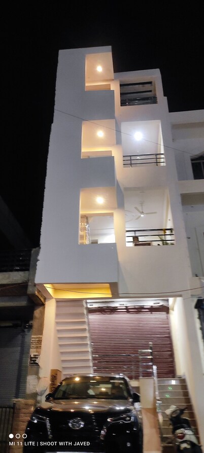 Amazing 5-bedroom hotel with AC in charming Tirwaganj