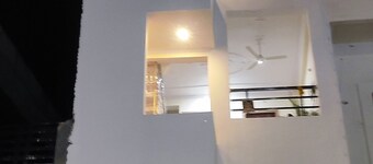 Amazing 5-bedroom hotel with AC in charming Tirwaganj