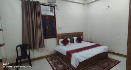 Amazing 5-bedroom hotel with AC in charming Tirwaganj