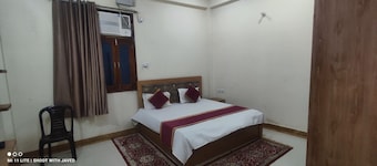 Amazing 5-bedroom hotel with AC in charming Tirwaganj