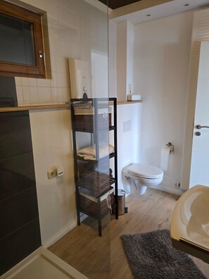 Een haardroger, handdoeken, zeep, toiletpapier