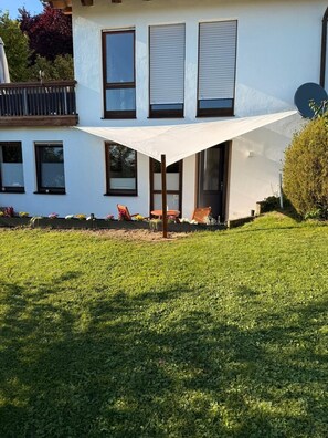 Property grounds - Apartment on the mountain Schloßberg with beautiful view Pet friendly (Heideck)