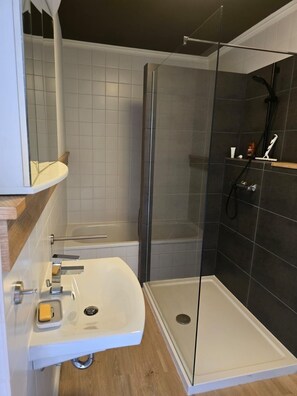 Haartrockner, Handtücher, Seife, Toilettenpapier