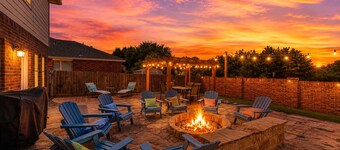 Group Stay, Great for Families + Movie Room+ Game Room +Outside Oasis Sleeps 12
