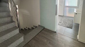 Een trap met een metalen leuning die uitkomt op een plateau.