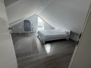 3 bedrooms, iron/ironing board, Internet, bed sheets