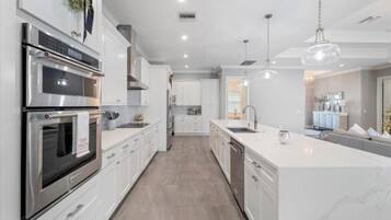 Jääkaappi, mikroaaltouuni, uuni, liesi