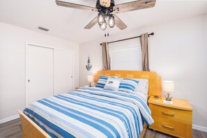 4 habitaciones, escritorio y tabla de planchar con plancha 
