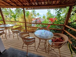 Deluxe Studio Suite, Beach View | Living area