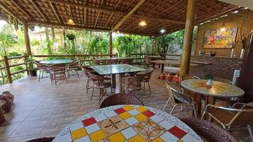 Café da manhã com buffet grátis todos os dias