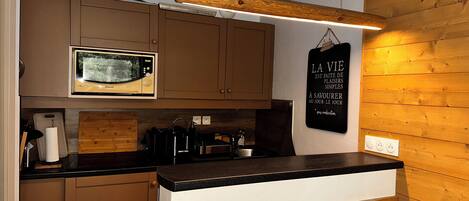 Réfrigérateur, micro-ondes, four, plaque de cuisson