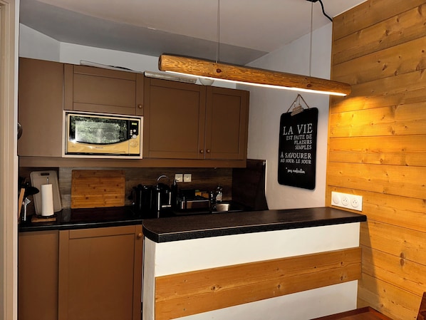 Frigorífico, microondas, horno y placa de cocina