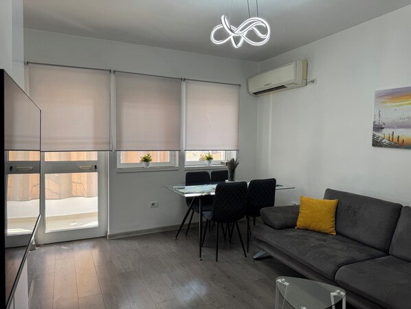 TV - Tirana Central Square View (Tiranë)