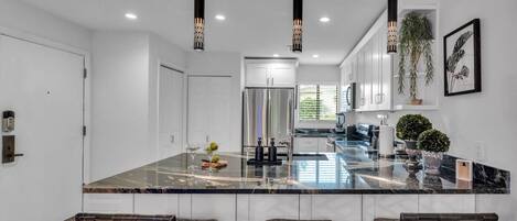 Refrigerador, microondas, parrilla de estufa y lavavajillas