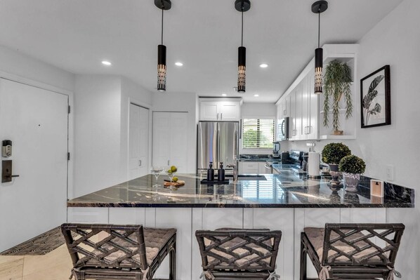 Refrigerador, microondas, parrilla de estufa y lavavajillas 