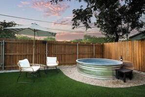 Outdoor spa tub - NEW - Charming 3BD/2BA in the heart of Waco, Minutes from Baylor & Magnolia (Waco)