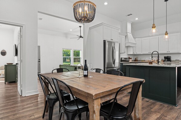 Dining - NEW - Charming 3BD/2BA in the heart of Waco, Minutes from Baylor & Magnolia (Waco)